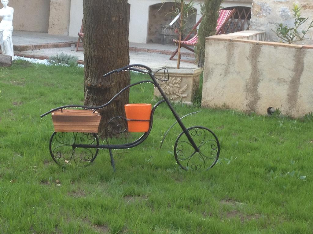 L'Abri Du Poete Panzió Besse-sur-Issole Kültér fotó